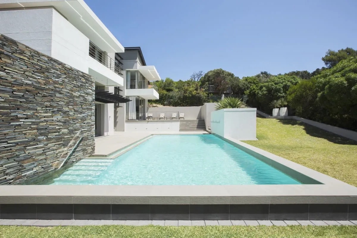 Terrasse-bassin-plage-piscine-Torrisi-Construction-Nice